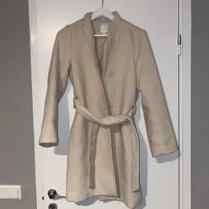Beige ull kappa