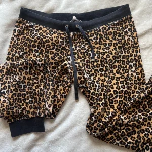 Leopardmönstrade vintage Juicy Couture mjukisbyxor