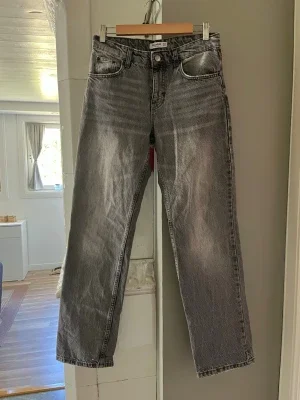 Grå raka jeans från Pull and Bear