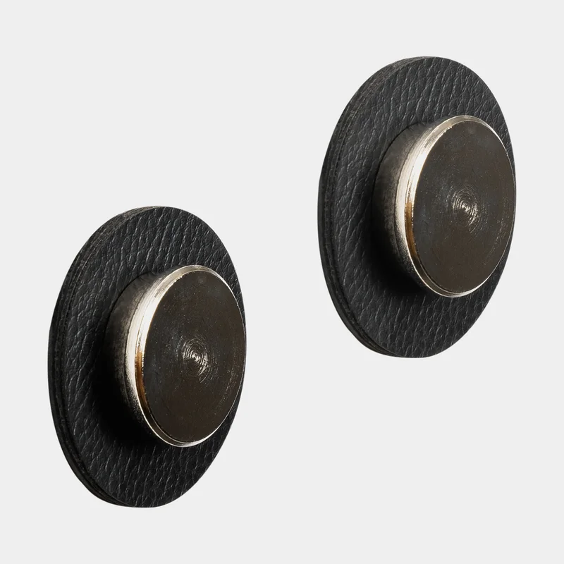 Magnetyczne haczyki Silwy Magnetic Pins Smart, srebrne, 2-pak + czarne samoprzylepne płytki magnetyczne Ø5 cm - Jachtowa