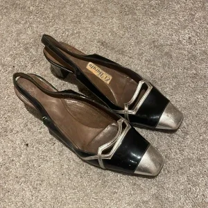 Svarta och silverfärgade pumps El Barato