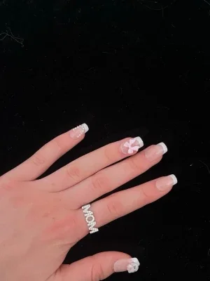 Silvrig MOM ring