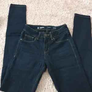 Mid rise jeans storlek XS (även XXS)