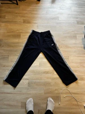 Svarta mjukisbyxor från pull&bear. Vi kan förhandla