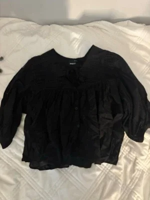 Svart blus från Gina Tricot