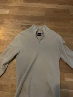 Beige stickad tröja med halv dragkedja