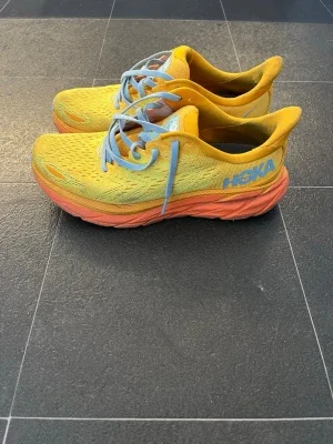 Hoka Clifton 8 gula sneakers
