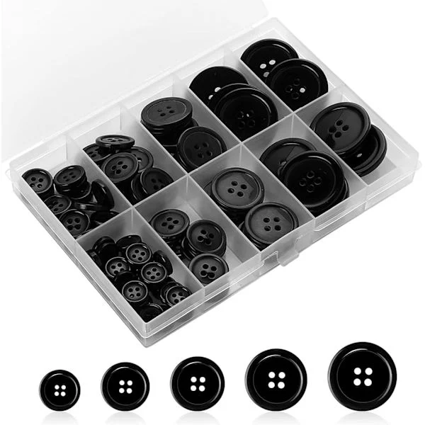 Pakke med 100 runde svarte harpiksknapper, 4 hull, 5 assorterte størrelser, perfekt for å sy dresser, kåper og skjorter.
