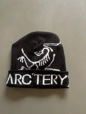 Svart mössa från Arc'teryx