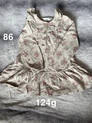 Blommig beige klänning med spets