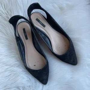Svarta kitten heels med spetsig tå