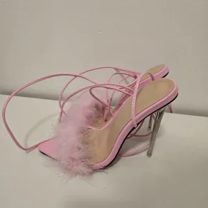 Rosa sandaler med fjädrar och klack