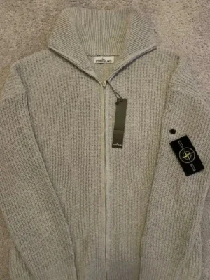Grå stickad ziptröja från Stone Island