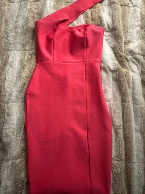 Rosa one shoulder klänning med slits
