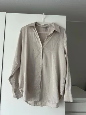 Satin skjorta