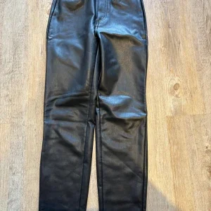 Svarta skinnbyxor från ONLY XS