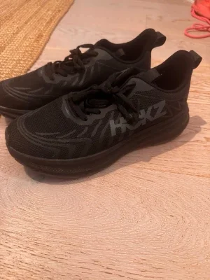 Svarta Hoka sneakers med mesh