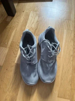 Grå Nike Roshe One sneakers