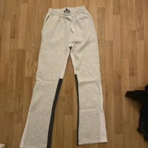 Gråa mjukisbyxor med