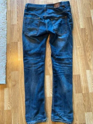 Mörkblå jeans från Nudie Jeans