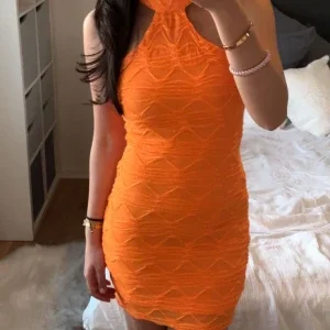 Orange klänning från ginatricot