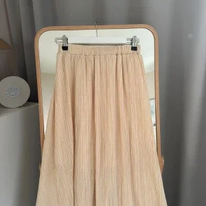 Plisserad beige långkjol från otherstories