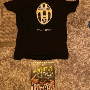 Svart Juventus t-shirt med stort klubbmärke