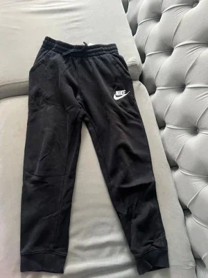 Svarta mjukisbyxor från Nike barn