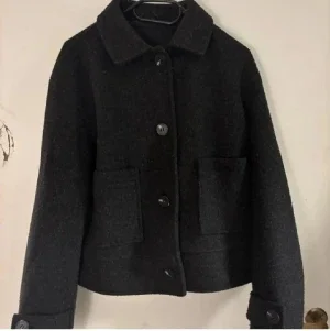 Svart ull overshirt med stora fickor