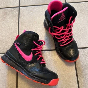 Svarta och rosa Nike ACG boots