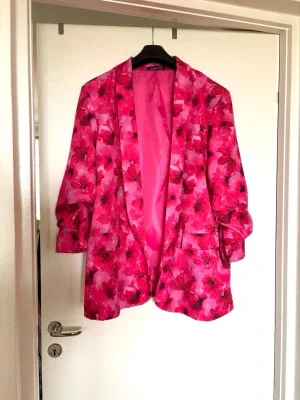 Blommig rosa kavaj med mönster plussize