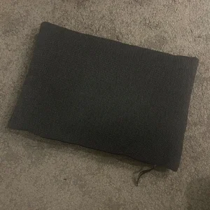 Mörkgrå prydnadskudde