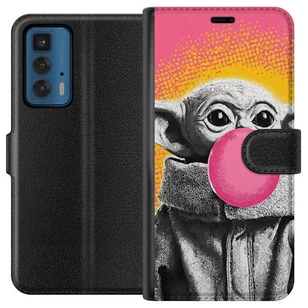 Kompatibelt Plånboksfodral till Motorola Edge 20 Pro Färgstarkt porträtt av Grogu med rosa tuggummibubbla i lekfull popkonststil