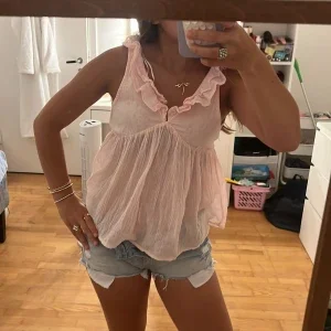Ljusrosa volangig blus i bomull