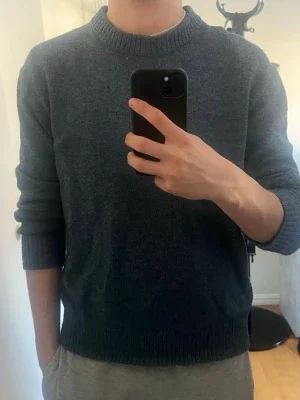 Blå stickad tröja