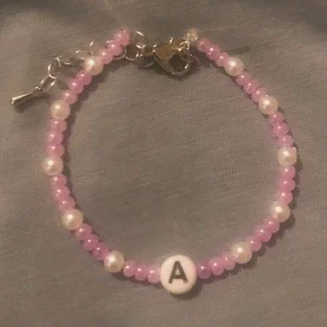 Armband med bokstav på