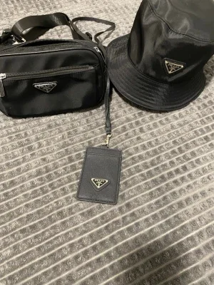 Svart bucket hat från