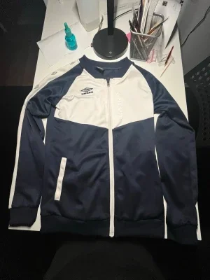 Blåvit träningsjacka från Umbro