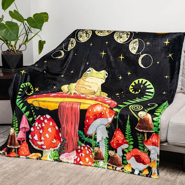 Mystisk Skogsfilt med Groda och Svamp - Mjuk Flanellfilt för Säng, Soffa och Fåtölj - Finns i storleken 80" x 60"
