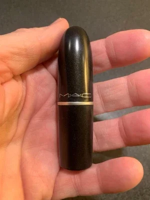 Blått skimrande läppstift från MAC