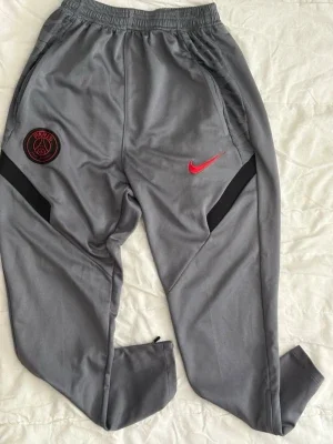 Gråa PSG träningsbyxor från Nike