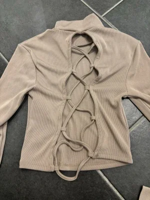 Långarmad tröja med öppen rygg