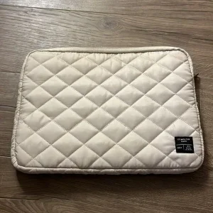 Quiltad beige datorväska lager 157