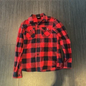 Röd och svart rutig skjorta från Dickies