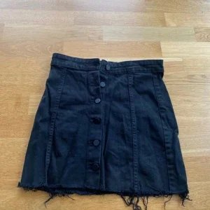 Svart jeanskjol med knappar
