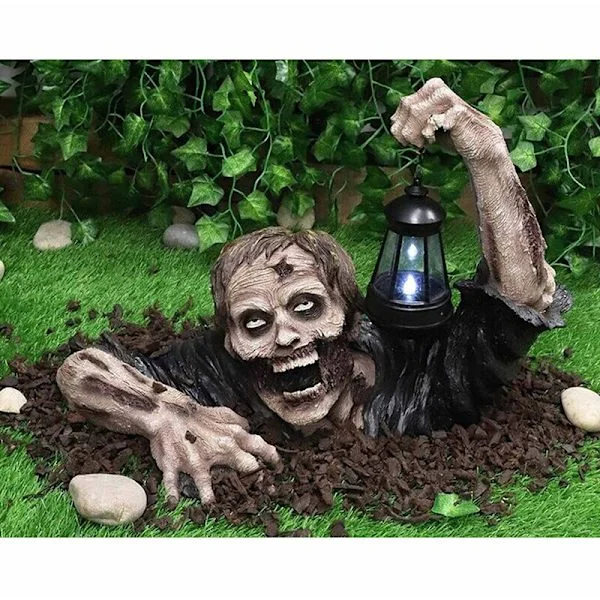 Halloween gående zombie staty med lykta realistisk liten blomma land staty framför TV