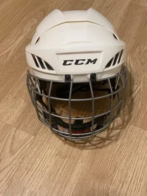 Vit hockeyhjälm med galler från CCM
