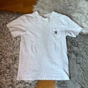 Vit Carhartt t-shirt med bröstficka