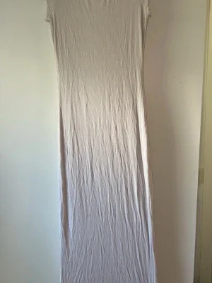Vit lång klänning från lager