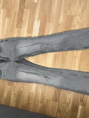 Gråa bootcut-jeans från Perfect Jeans